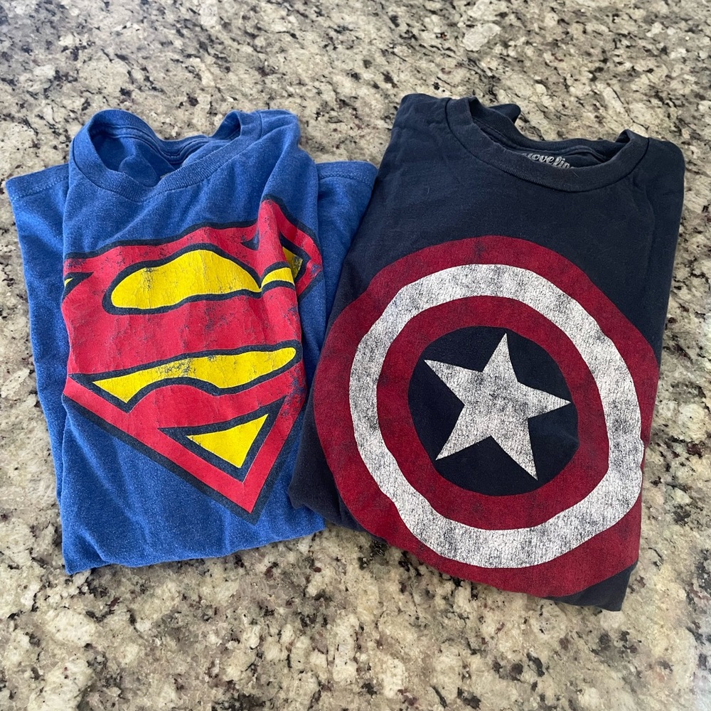 Lot (2) Men’s Superhero T-shirt’s L